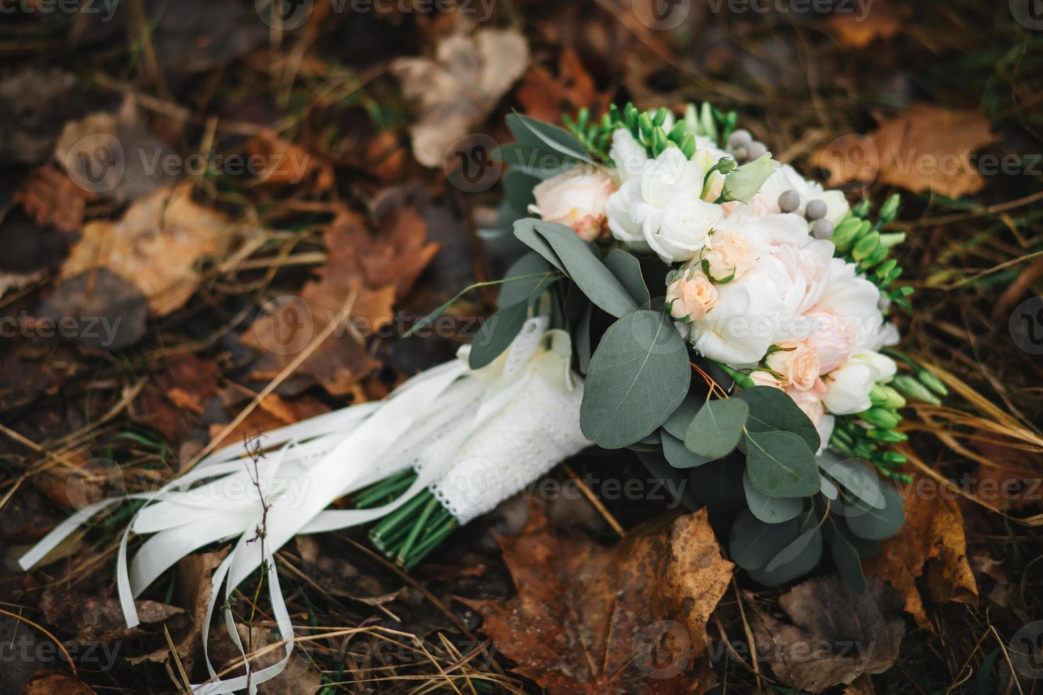 beau bouquet de mariage, fleuriste de mariage. mariée élégante de bouquet de mariage. fermer. vue de côté. décor de mariage. ouvrages d'art. photo