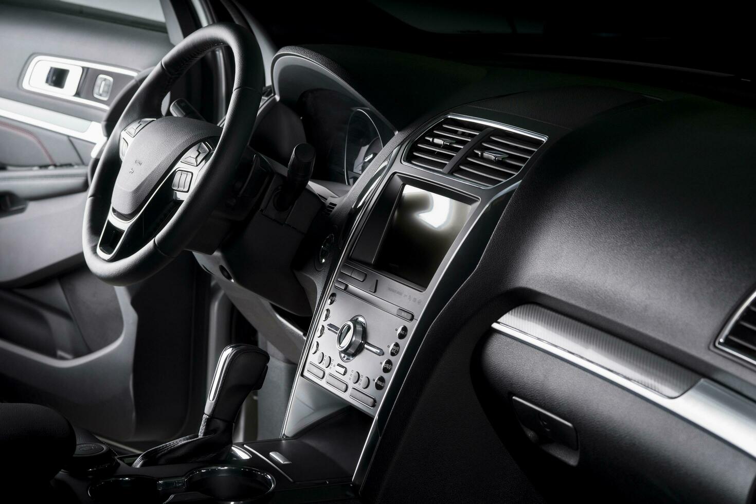 vue de le intérieur de une suv voiture, moderne tableau de bord avec toucher filtrer, noir cuir des places idéal pour le chauffeur photo