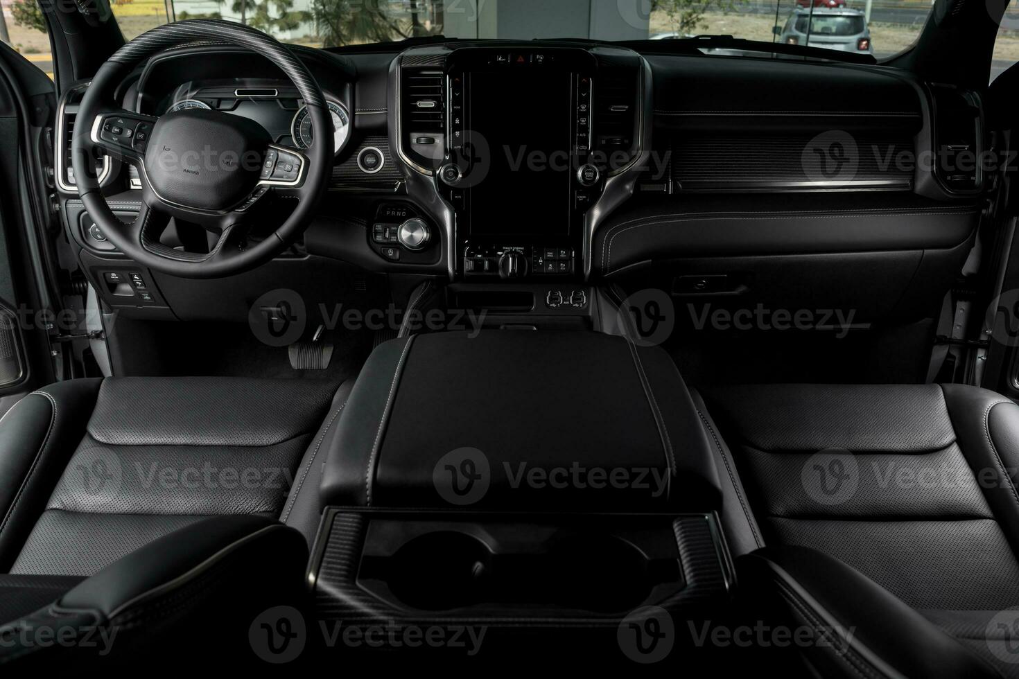 noir intérieur de luxueux voiture avec moderne détails, cuir des places et toucher écran photo