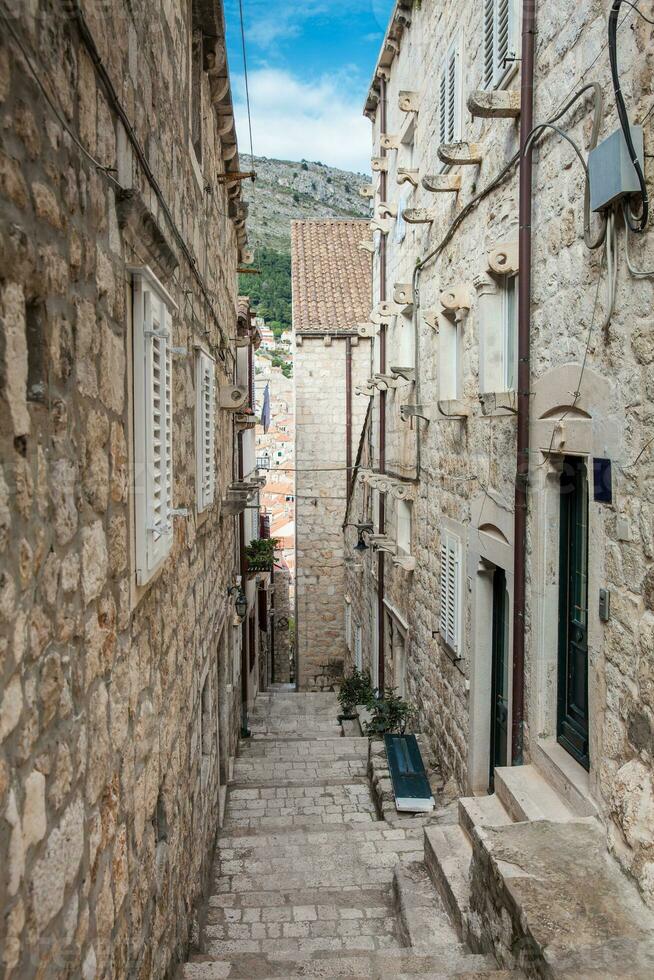 le magnifique raide ruelles à le fortifiée vieux ville de Dubrovnik photo