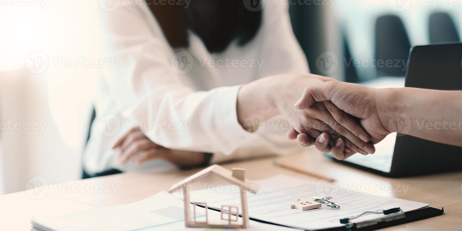 poignée de main d'affaires et gens d'affaires. les dirigeants d'entreprise pour féliciter l'accord commercial conjoint.concept pour l'immobilier, le déménagement ou la location d'un bien. photo