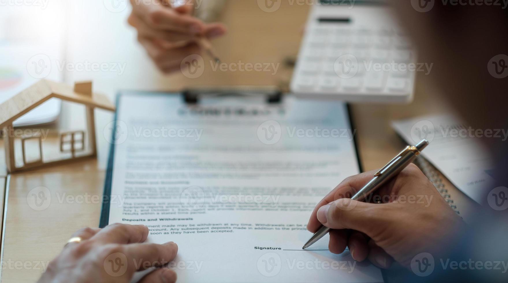 gros plan homme signant un contrat, un accord de travail, un client masculin signant des documents juridiques, prenant un prêt ou une hypothèque, achetant un bien immobilier, une assurance ou un investissement photo