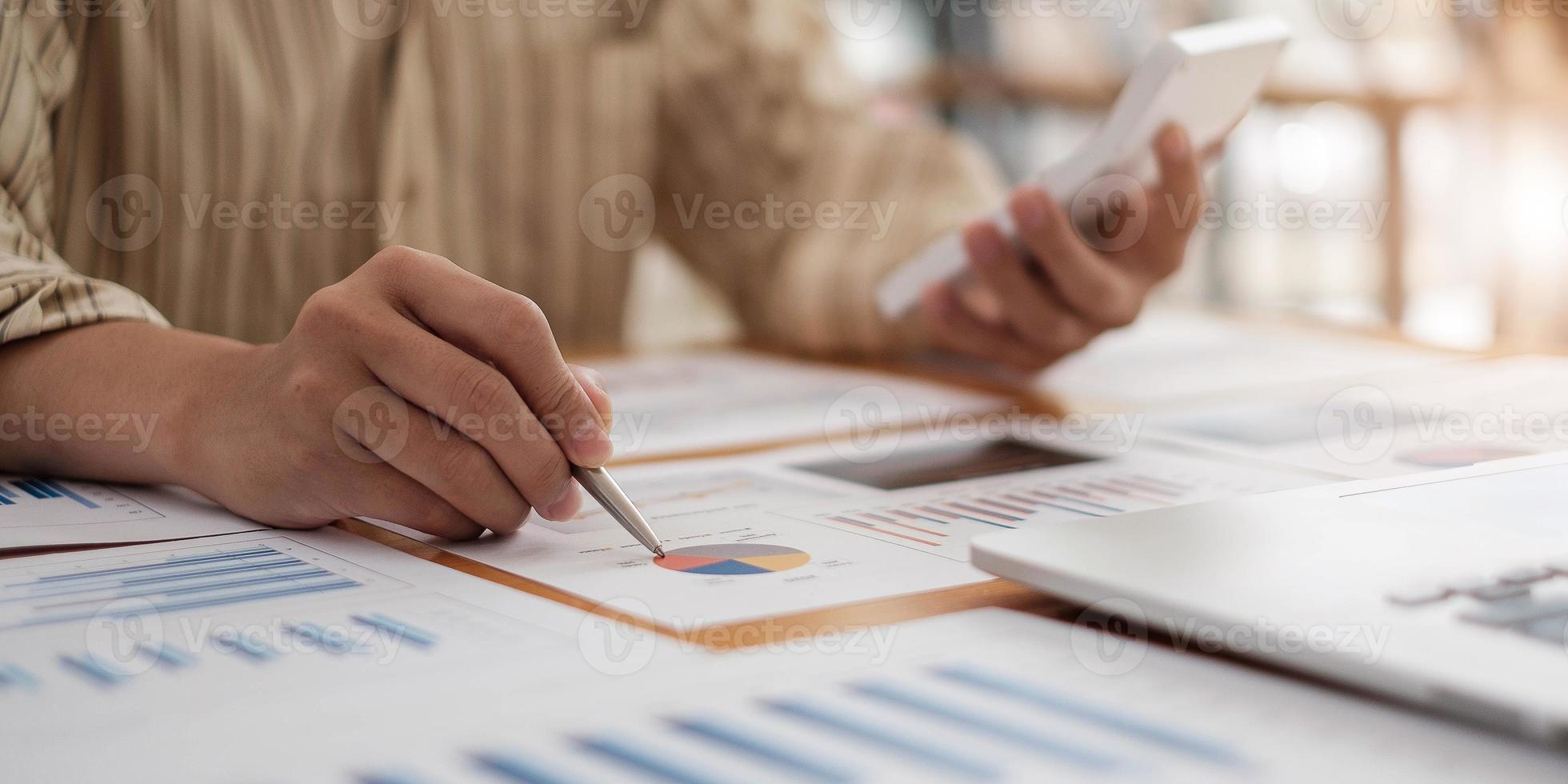 consultant en investissement homme d'affaires analysant l'état du bilan du rapport financier annuel de l'entreprise travaillant avec des graphiques de documents. concept photo d'entreprise, marché, bureau, impôt.