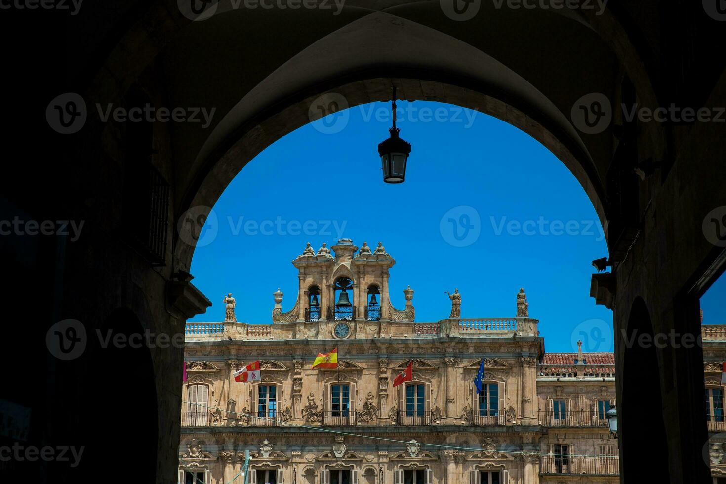 vue de le magnifique antique bâtiments autour place maire un 18e siècle Espagnol baroque Publique carré entouré par magasins, Restaurants et le ville salle dans Salamanque vieux ville photo