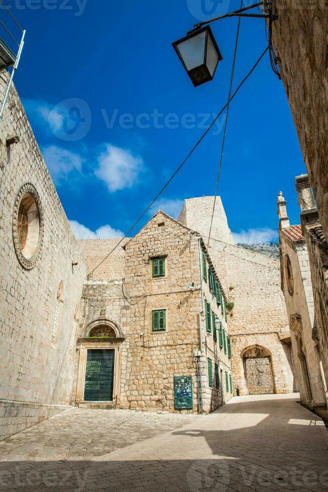 le magnifique ruelles à le fortifiée vieux ville de Dubrovnik photo