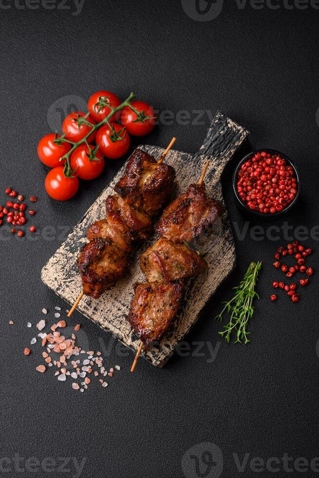 délicieux grillé poulet, dinde ou porc brochettes avec sel, épices et herbes photo