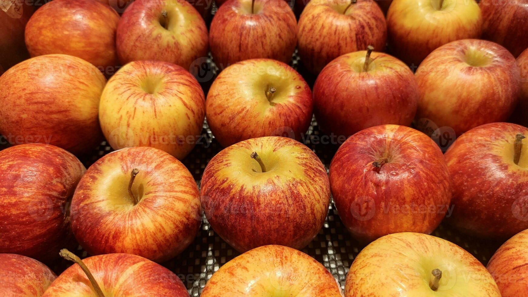 une pile de pommes gala sur marché stalle photo