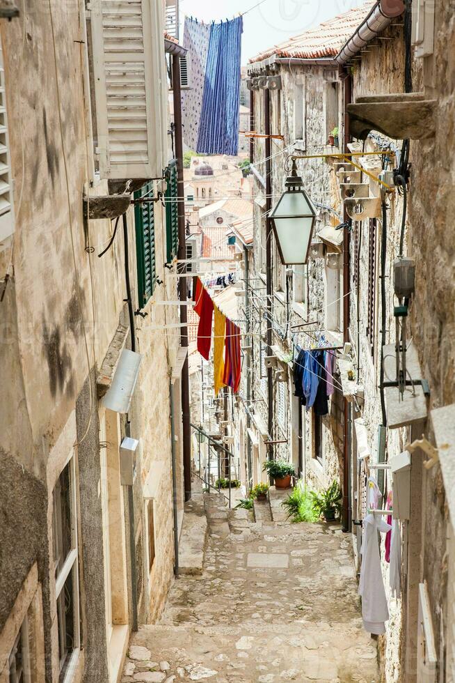 le magnifique raide ruelles à le fortifiée vieux ville de Dubrovnik photo