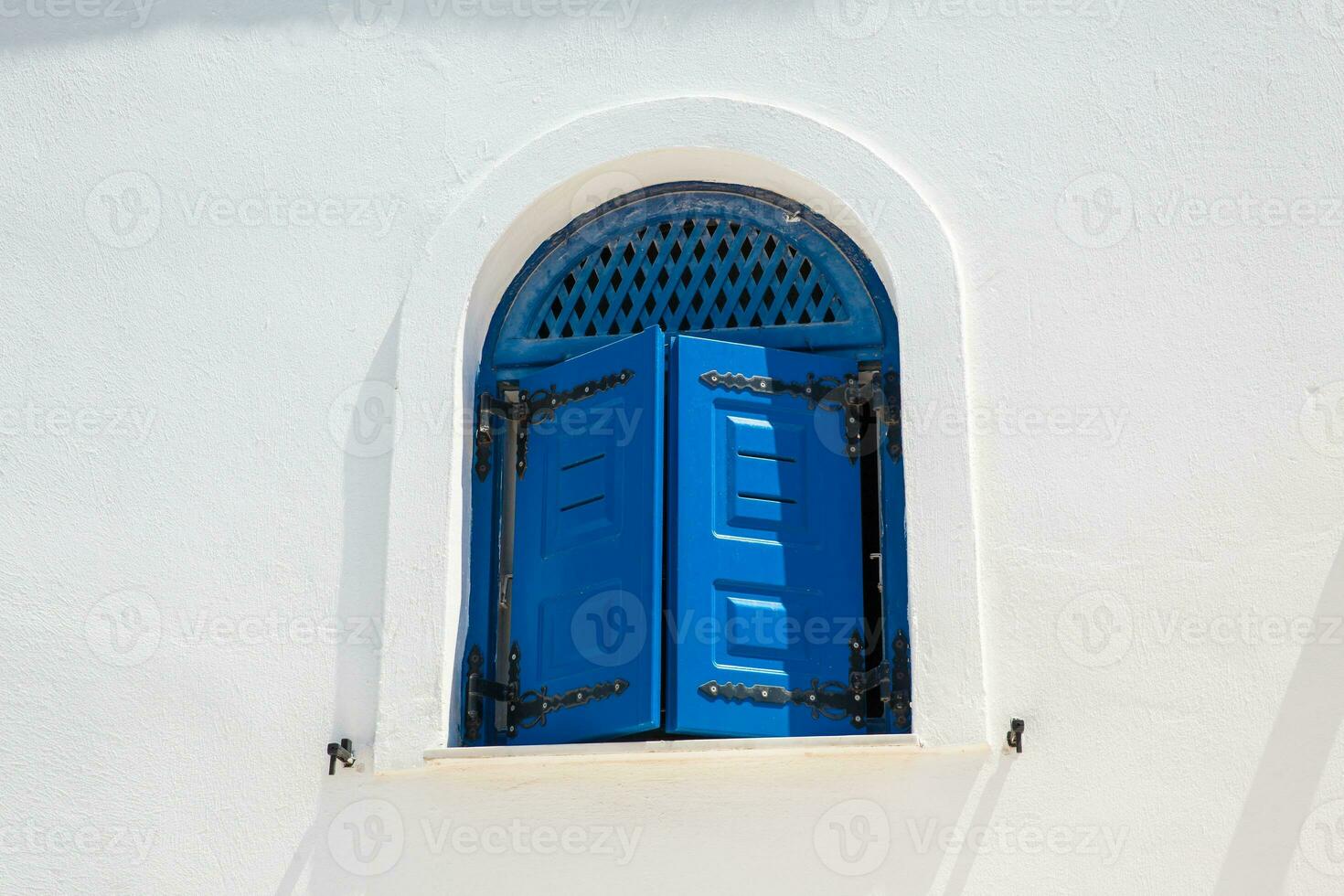 traditionnel magnifique bleu les fenêtres plus de blanc des murs dans Santorin île photo