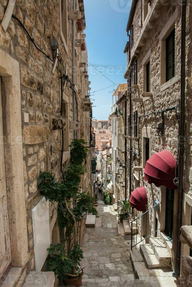 le magnifique raide ruelles à le fortifiée vieux ville de Dubrovnik photo