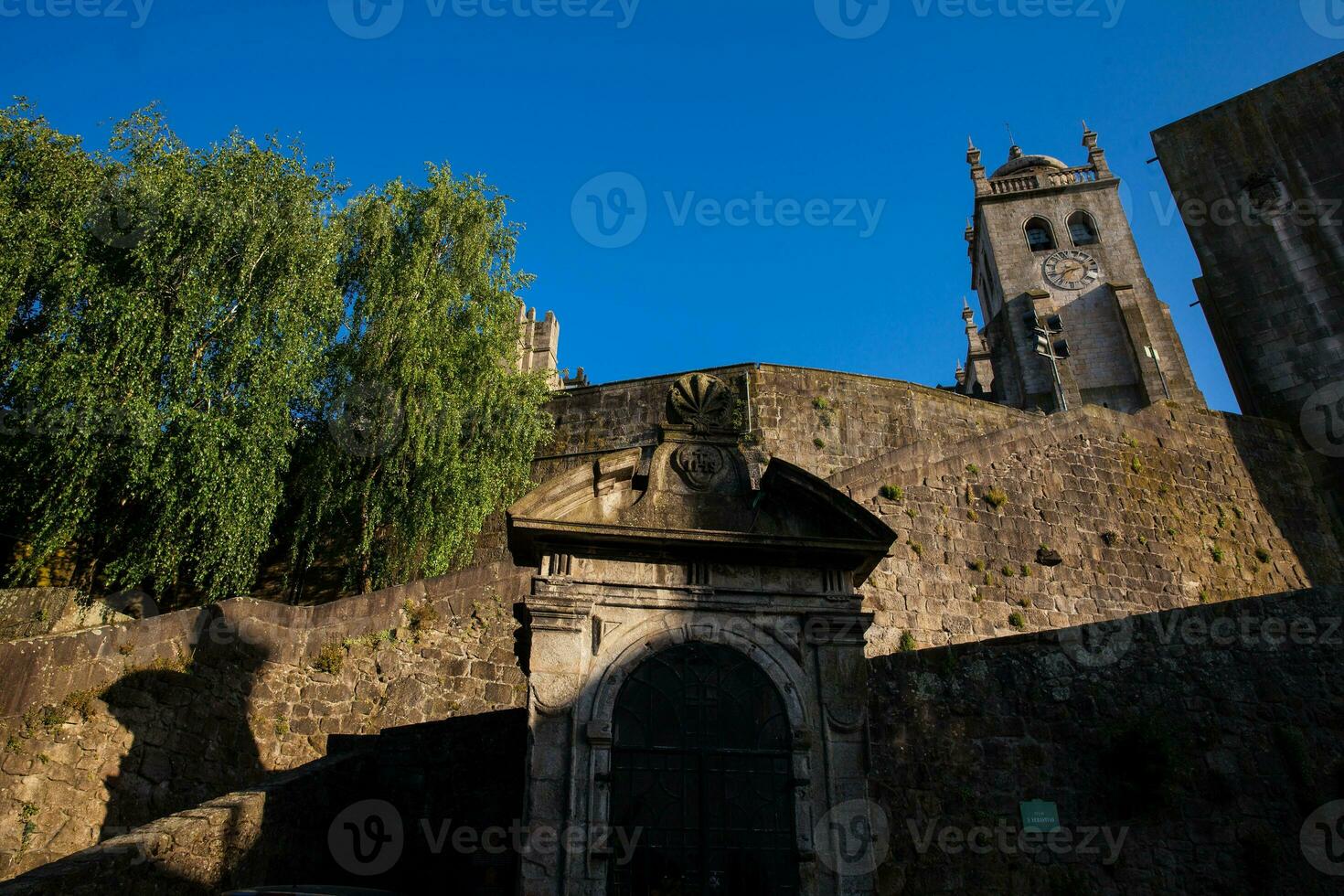 le historique art oratoire de le chapelle de sao sebastiao construit dans le dix-huitième siècle et un de le tours de le porto cathédrale photo