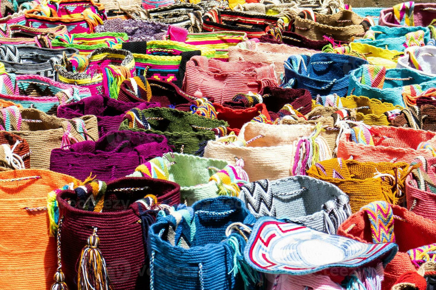 rue vente dans Bogota de traditionnel Sacs main tricoté par femmes de le très bien communauté dans Colombie appelé mochilas photo
