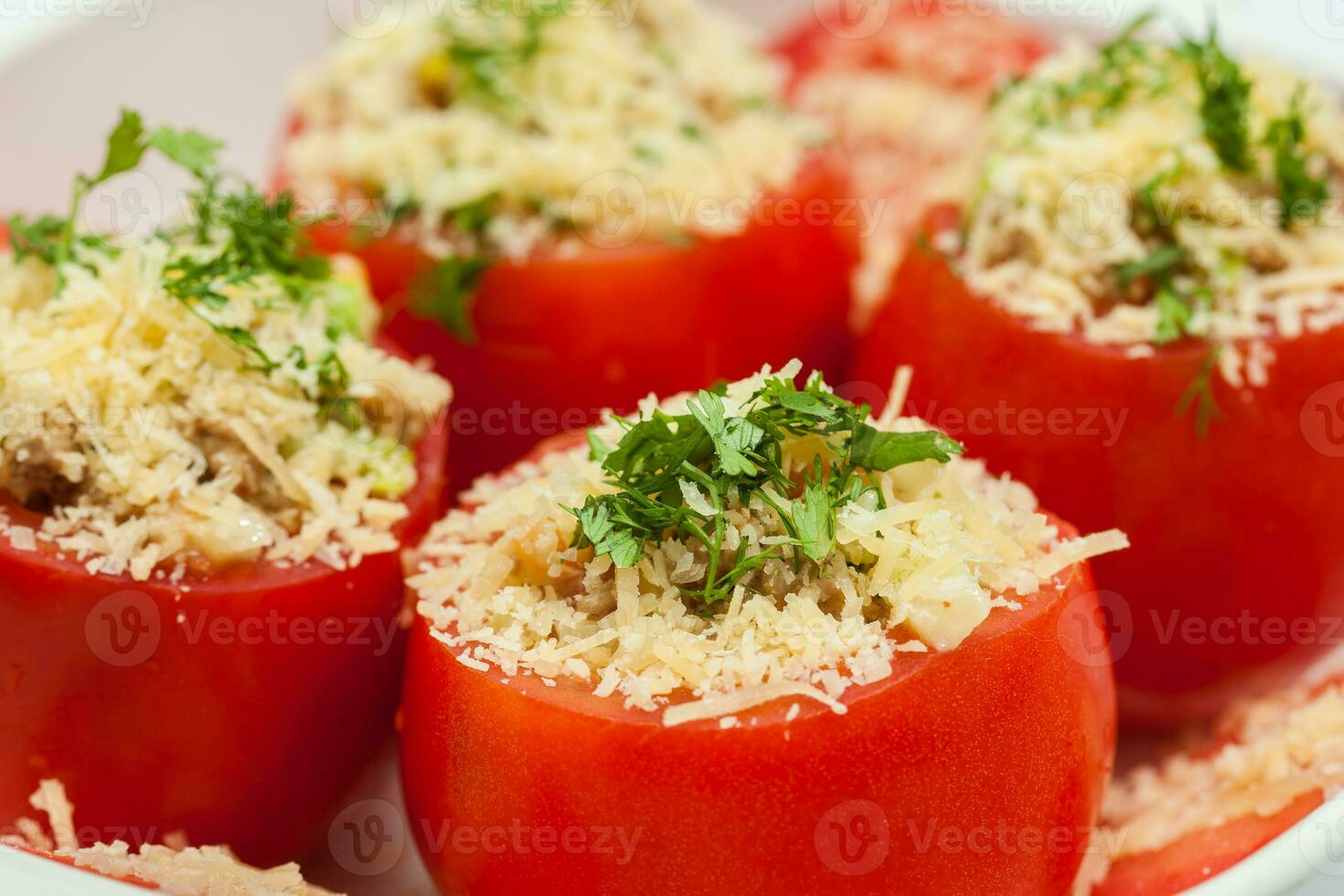 farci tomates préparation. brut farci tomates prêt à être cuit photo