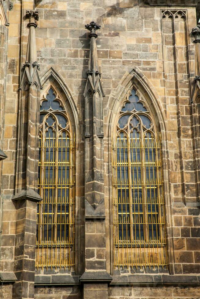 détails de le façade de le métropolitain cathédrale de saints vitus, Venceslas et Adalbert dans Prague photo