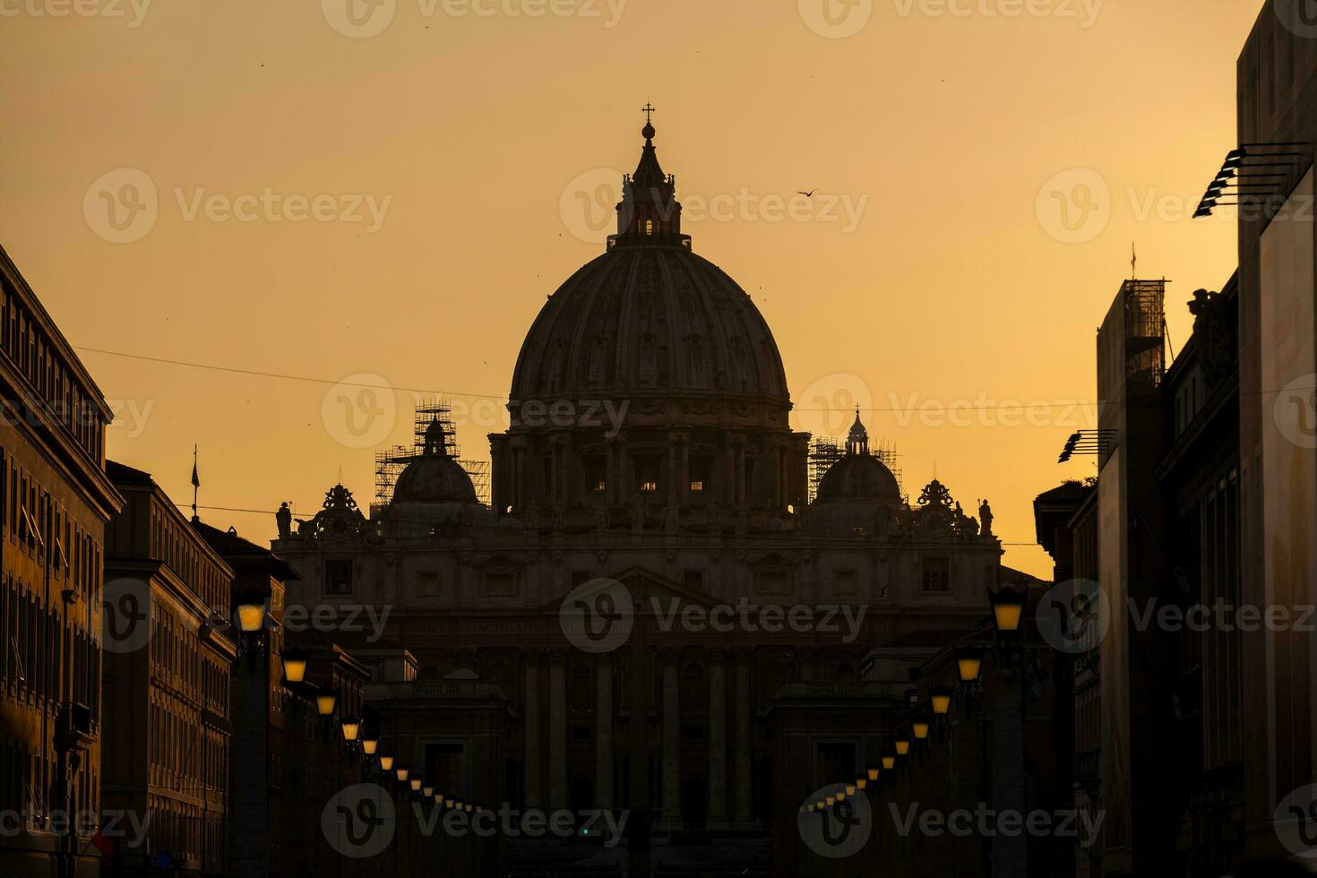 le le coucher du soleil chutes plus de le magnifique constantinien Basilique de st. peter à le Vatican ville photo