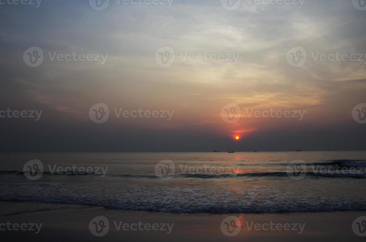 lever du soleil à la plage photo