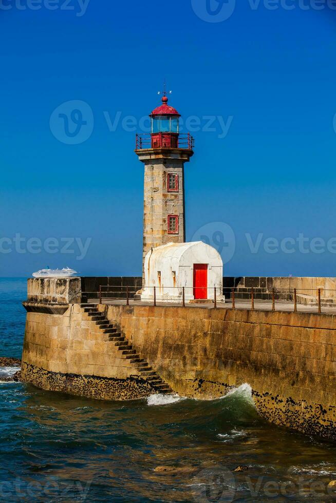 magnifique de bonne heure printemps journée à le historique felgueiras phare construit sur 1886 et situé à Douro rivière bouche dans porto ville photo