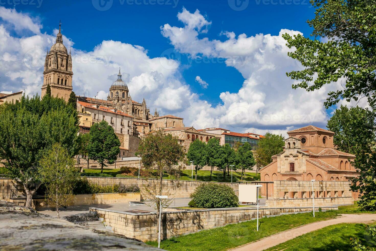 vue de le vieux ville, le patin parc suivant à le historique Santiago del arrabal église et le Salamanque cathédrale dans une magnifique de bonne heure printemps journée photo