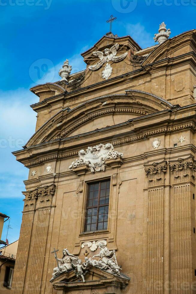 détails de le façade de le complexe de san firenze une magnifique 17e siècle baroque style bâtiment dans Florence photo