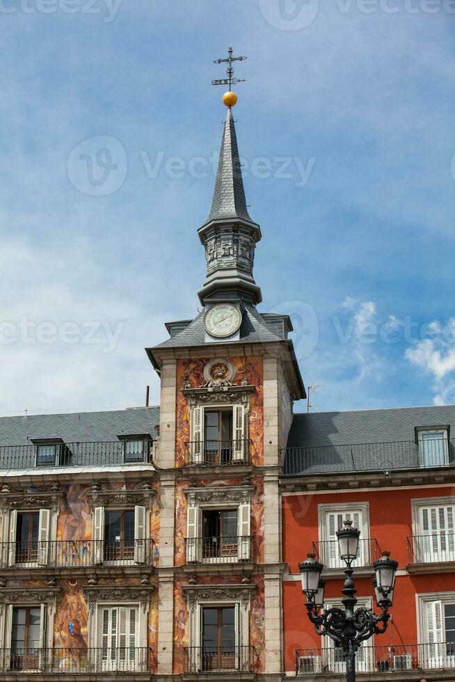 magnifique antique bâtiments autour place maire à Madrid ville centre photo