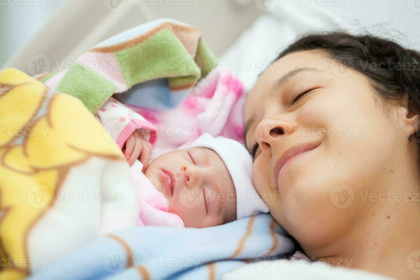 nouveau née fille avec sa maman dans le hôpital sur le journée de sa naissance. maternité concept photo