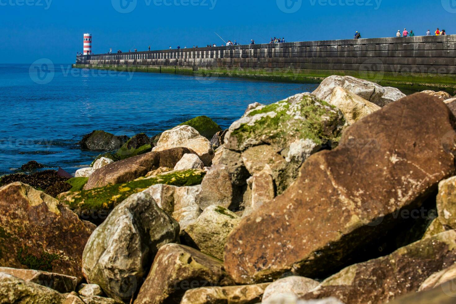 gens profiter une ensoleillé de bonne heure printemps journée à le farolins da barra faire Douro sur le magnifique porto côte près le Douro rivière bouche photo