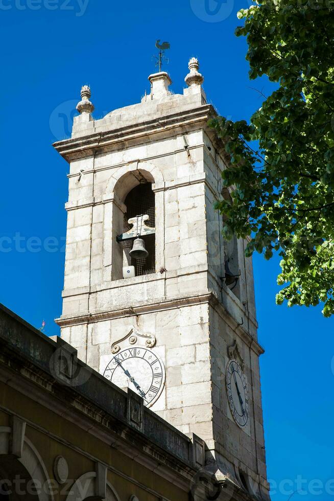 le célèbre l'horloge la tour de queluz dans le magnifique ville de sintra photo