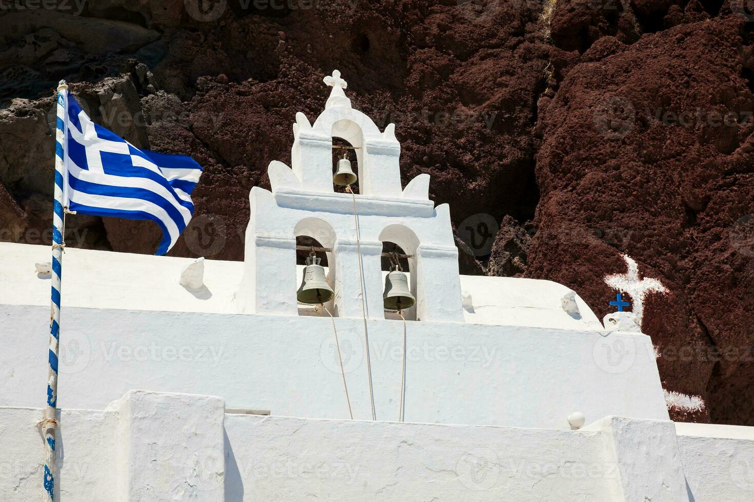 cloche la tour de le Saint nikolaos orthodoxe église situé dans akrotiri suivant à le célèbre rouge plage à Santorin île photo