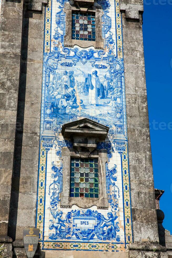 détail de le azulejo carrelage de le historique igreja de santo ildefonso un XVIIIe siècle église dans le ville de porto dans le Portugal photo