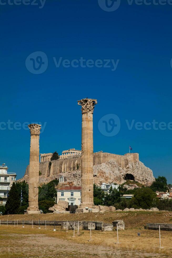 ruines de le temple de olympien Zeus aussi connu comme le olympie et le acropole à le centre de le Athènes ville dans Grèce photo