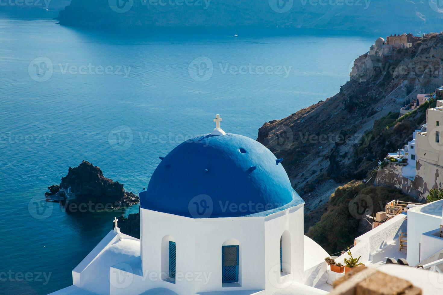 traditionnel architecture de le des églises de le oia ville dans Santorin île photo