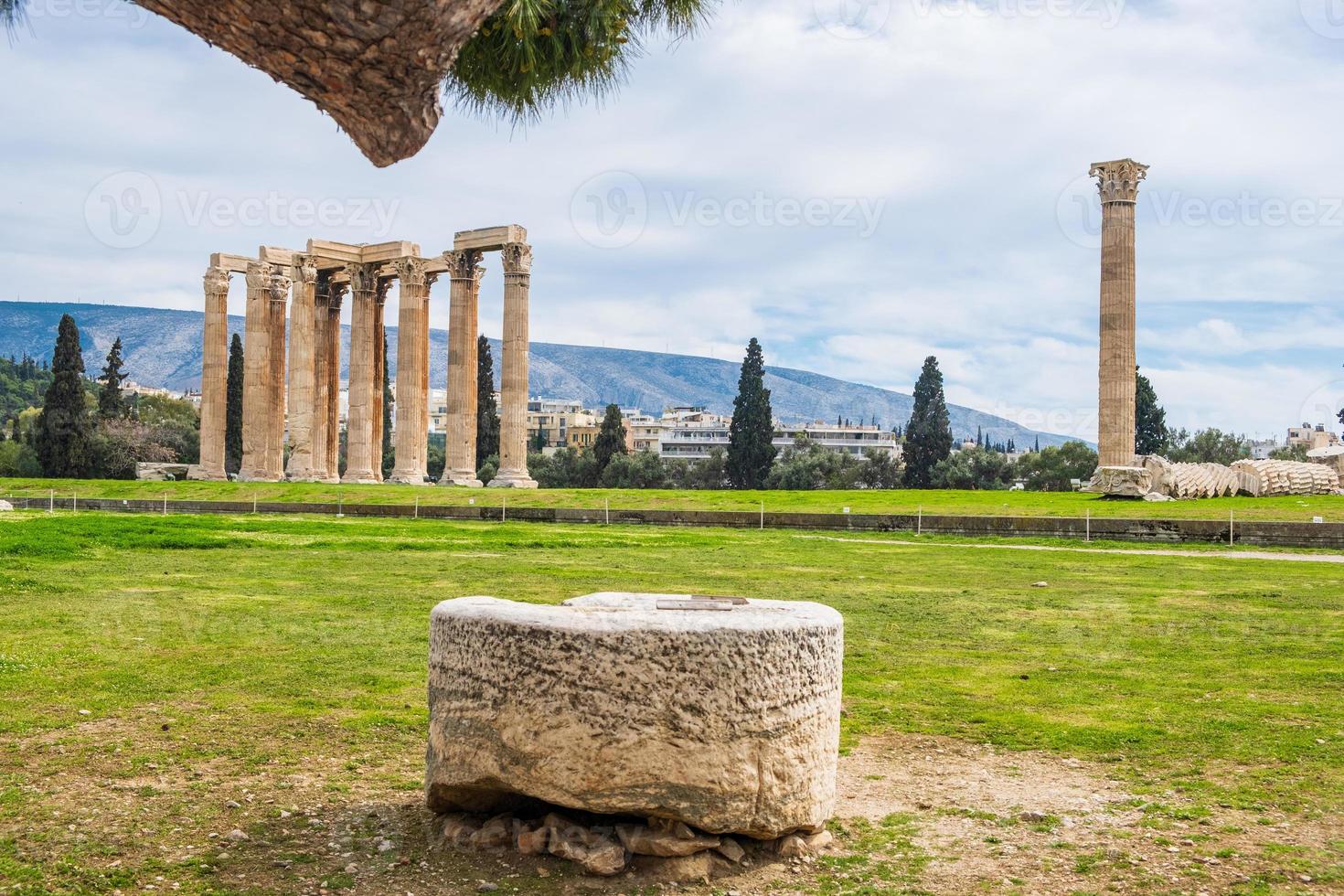 ruines de l'ancien temple de zeus olympien à athènes photo