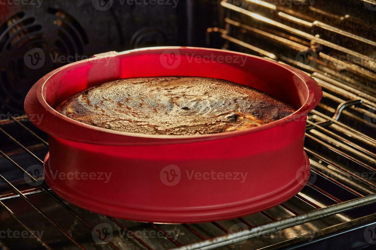 fraîchement cuit tarte refroidissement dans le four, fait maison gourmandises photo