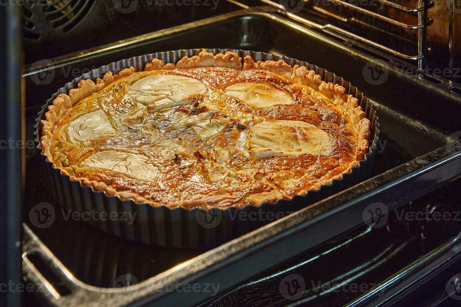 fromage tarte dans un électrique four après cuisson photo