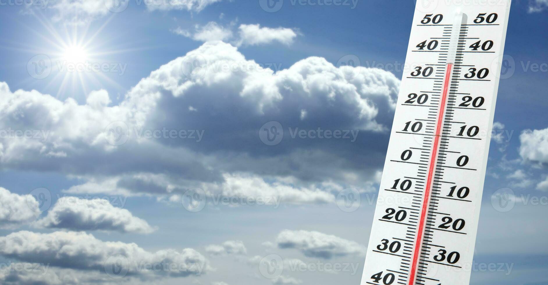 thermomètre avec échelle celsius indiquant une température extrêmement élevée. photo