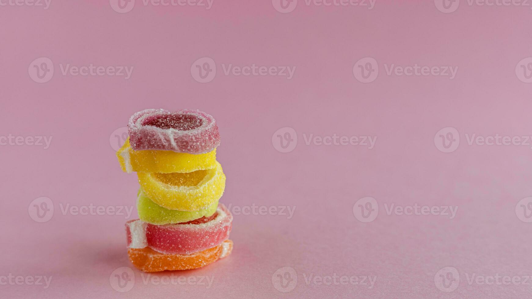 coloré fruit gelée bonbons sur rose Contexte photo