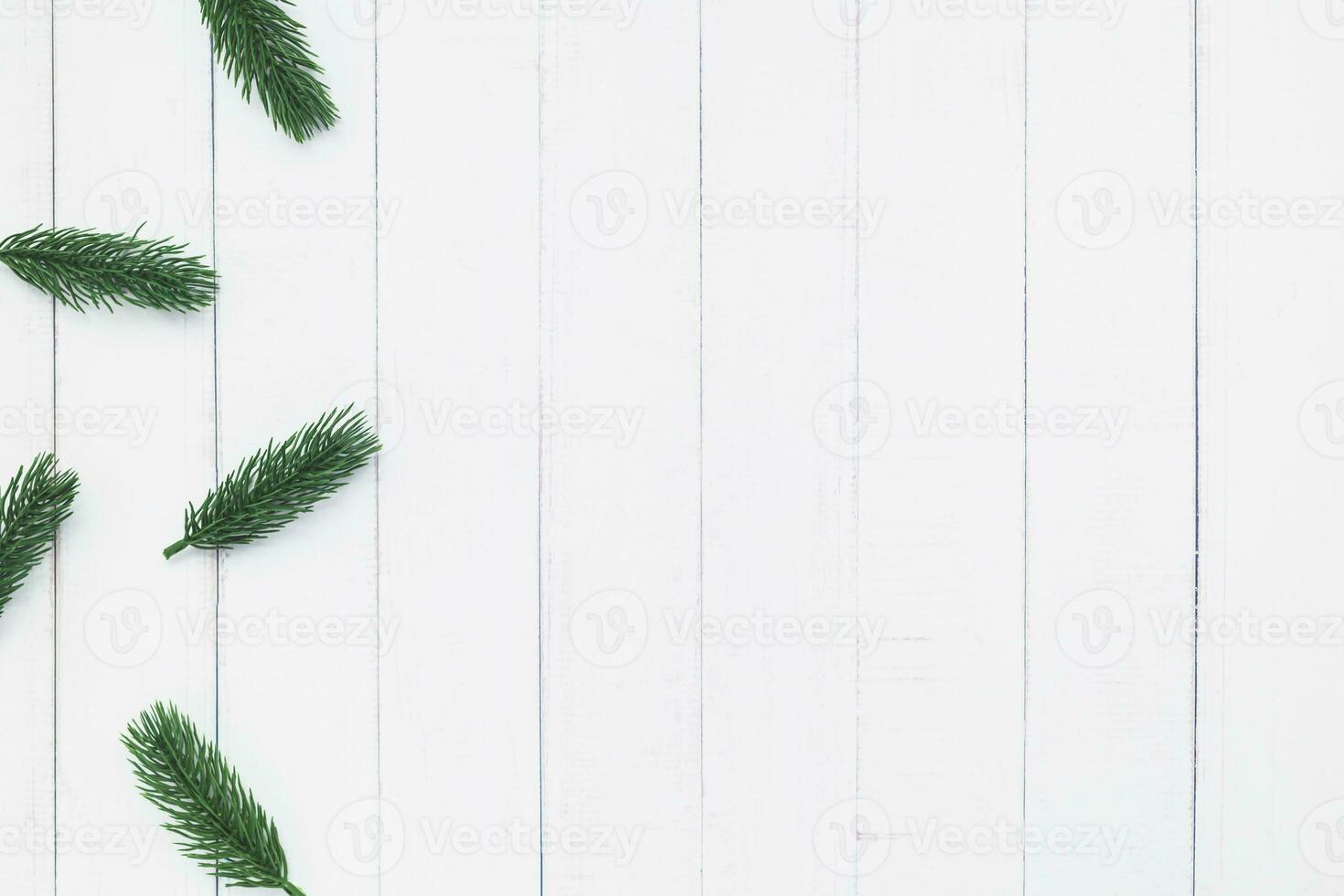 plat allonger de sapin arbre branches sur blanc table Contexte photo
