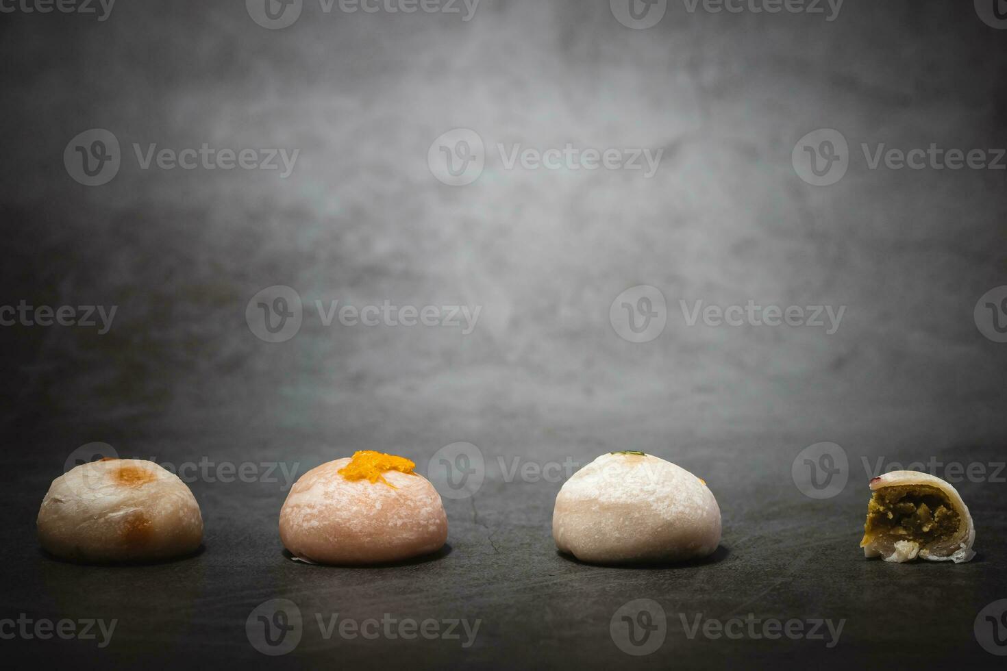 traditionnel chinois Pâtisserie contre foncé Contexte photo