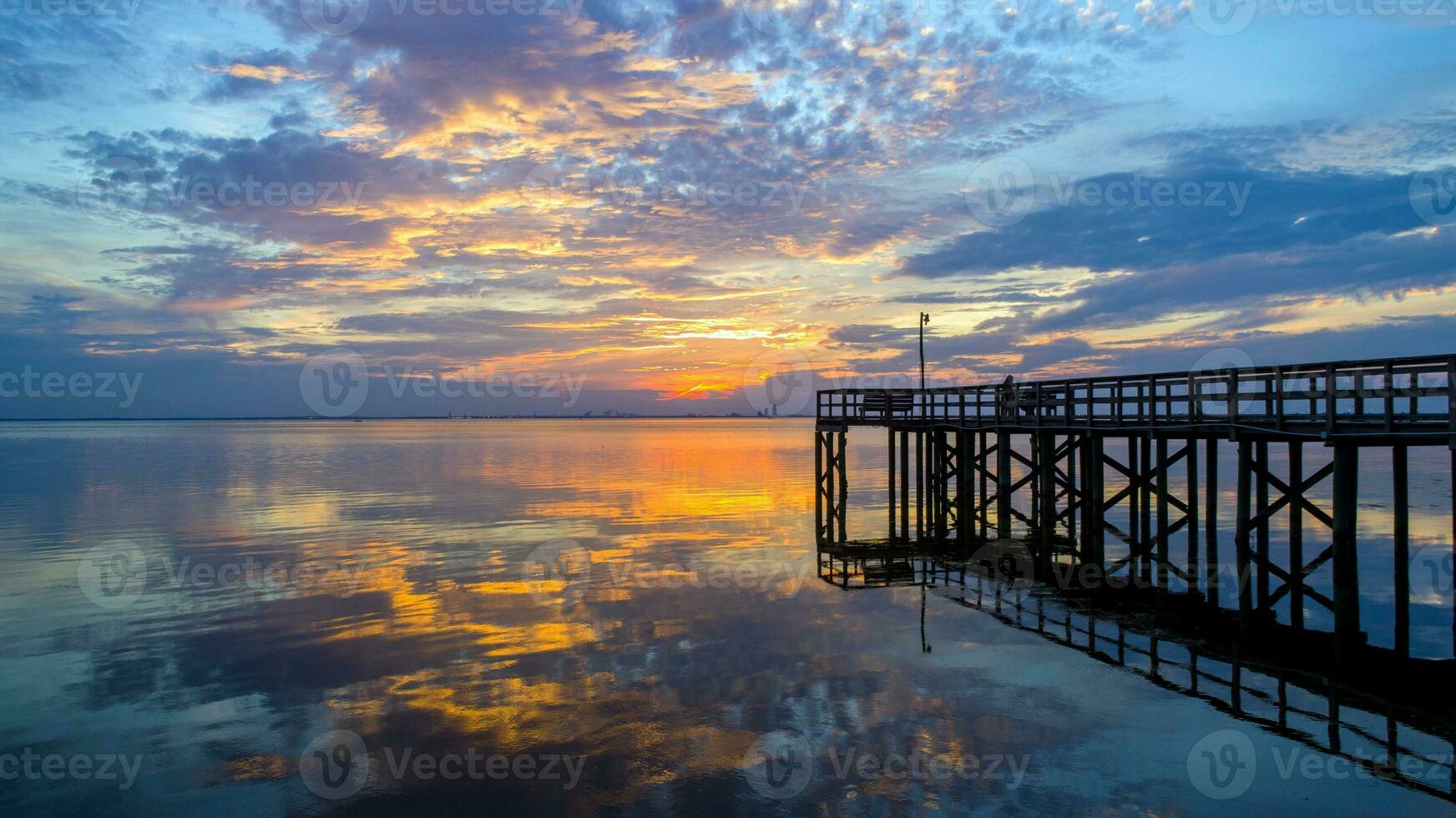 magnifique le coucher du soleil plus de mobile baie sur le Alabama golfe côte photo