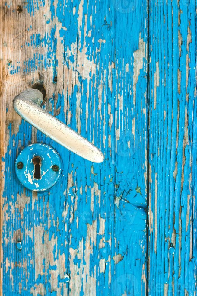 Détail de la vieille porte en bois turquoise et poignée de porte en métal photo