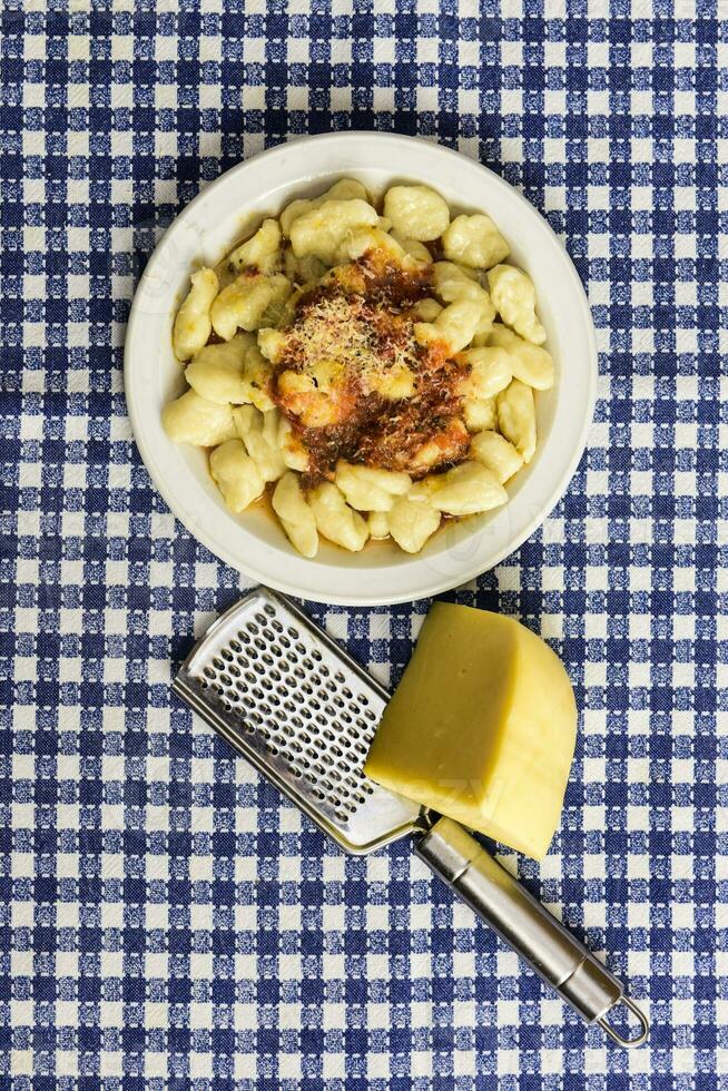 fait maison noquis avec fromage et tomate sauce. photo