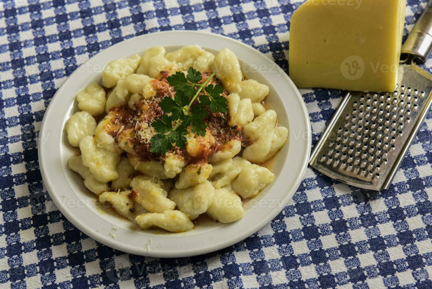 assiette de fait maison Gnocchi avec râpé fromage sur le table photo