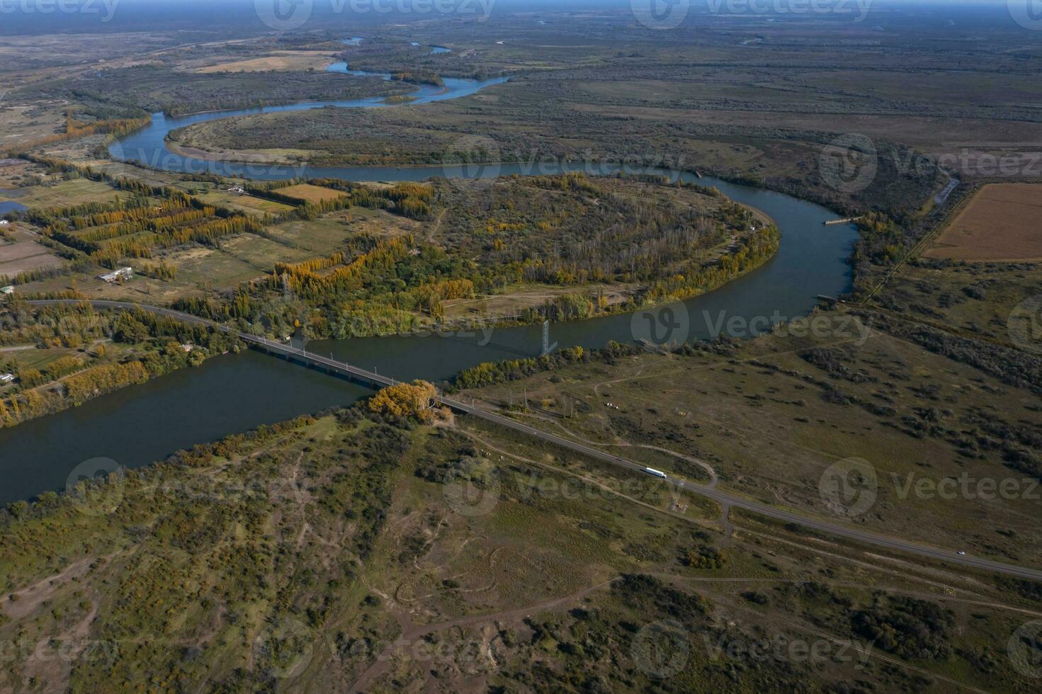 Rio nègre paysage dans patagonie, qui passe par le ville de général conèse, Argentine. photo