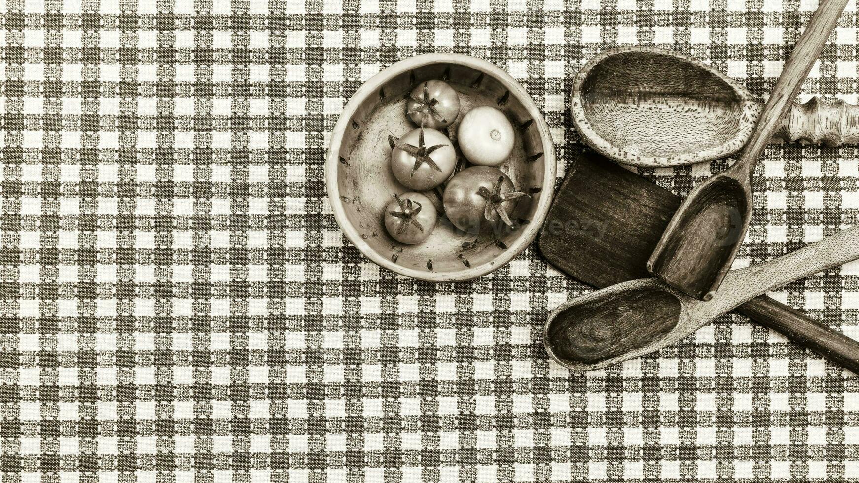 rustique en bois cuillères amd tomates sur le tableau. photo