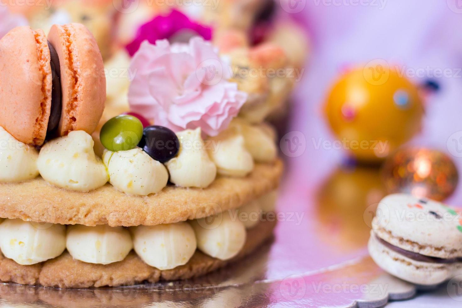 détails d'un gâteau de pâques - gâteau à la vanille décoré de macarons et de fleurs photo