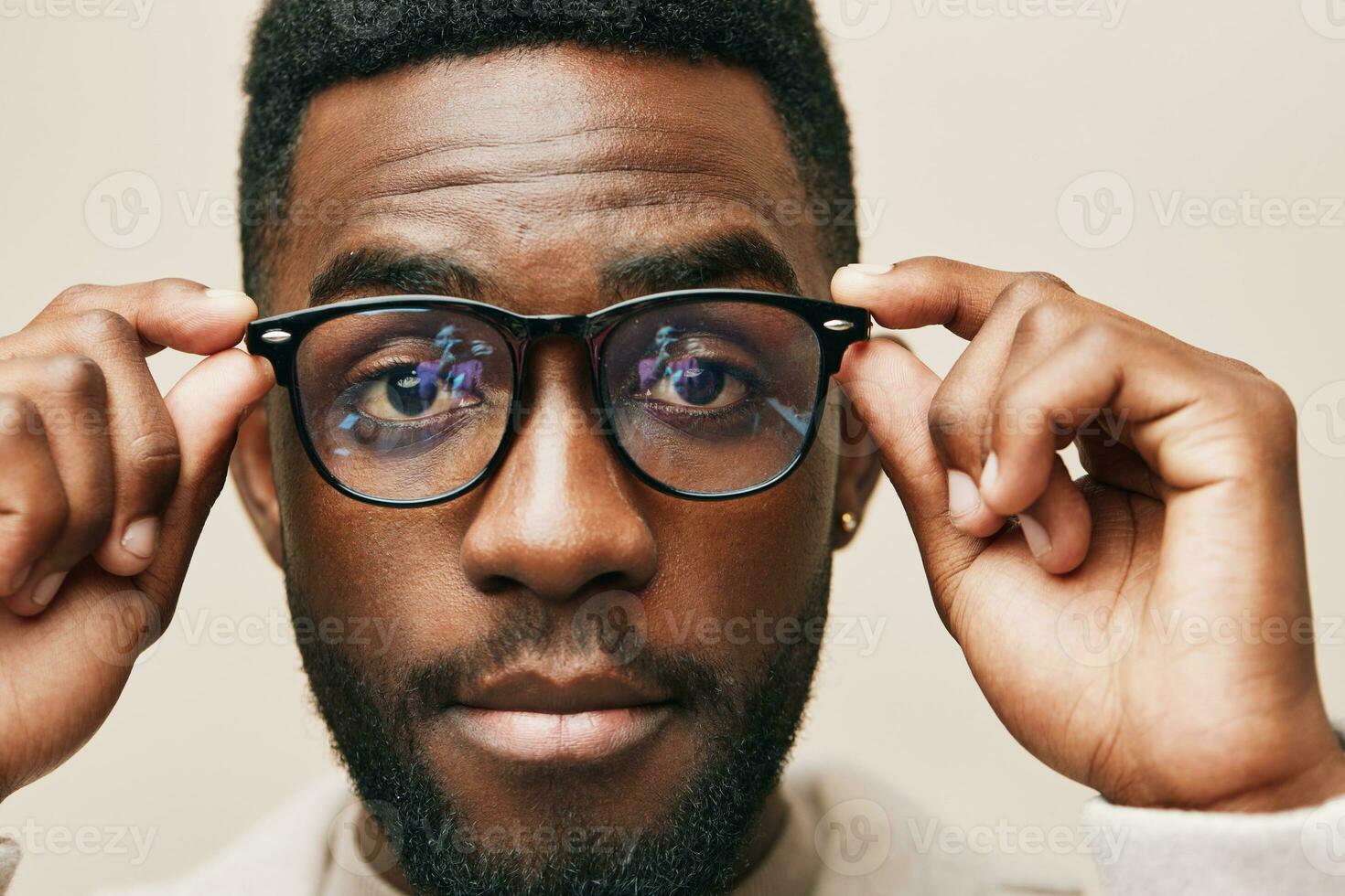 américain homme élégant veste des lunettes africain beige noir modèle style mode portrait photo