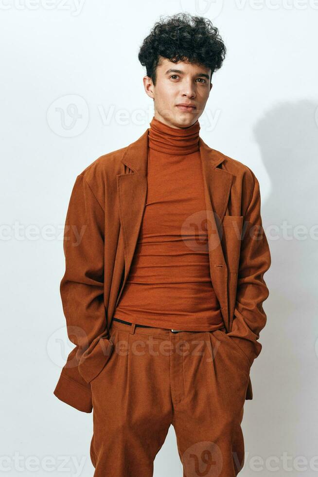 homme portrait branché beige mode de vie sérieux vêtements adulte moderne étudiant frisé mode photo