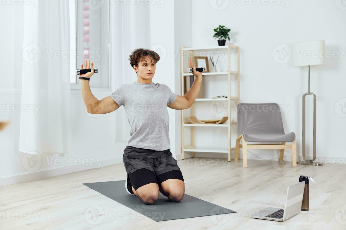 homme formation santé gris activité haltères intérieur mode de vie Accueil sport en forme photo