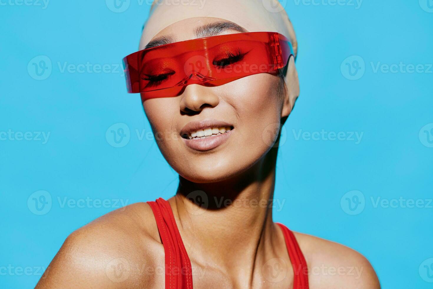 femme un adulte mode souriant bleu émotion asiatique des lunettes rouge beauté portrait des lunettes de soleil photo