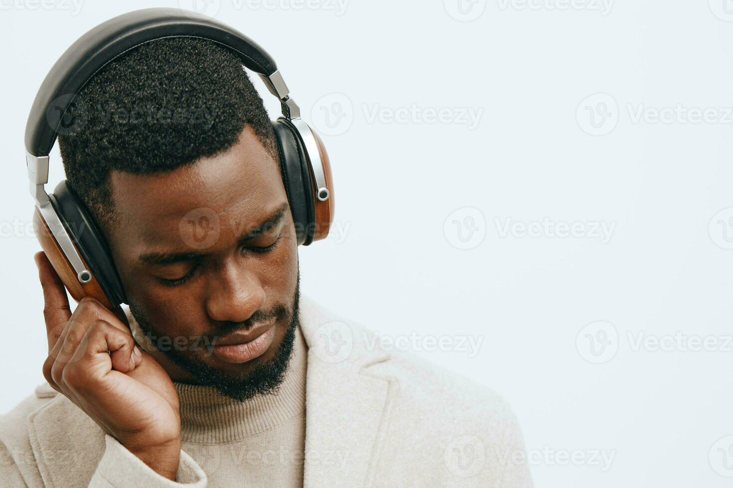 homme portrait la musique écouteurs africain noir mode Beau américain Contexte blanc dj gars photo